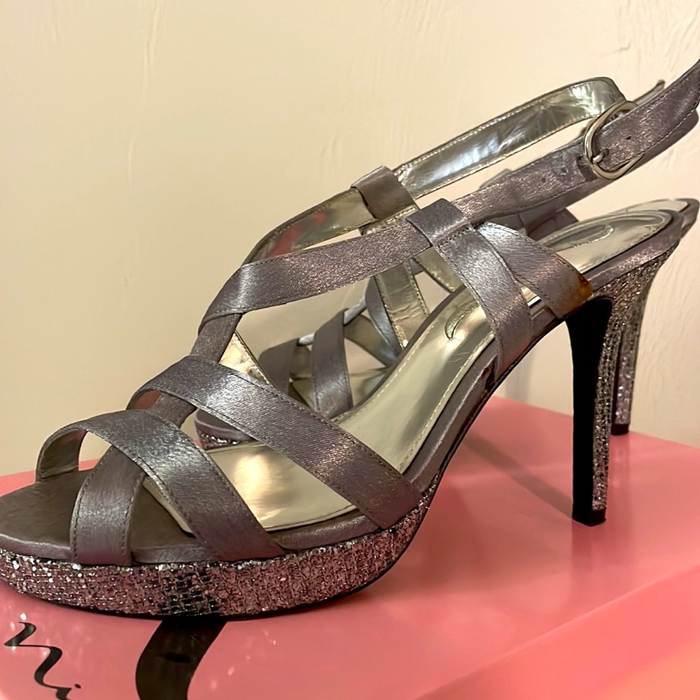 NINA Gelzana Pewter Heels 9.0